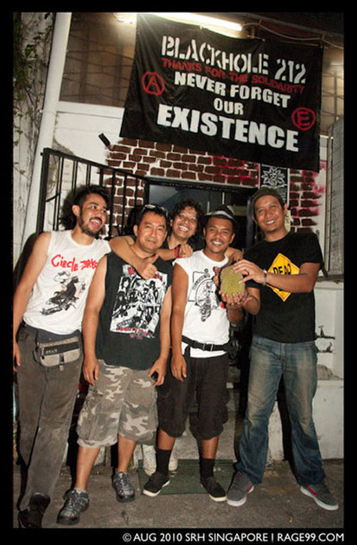 2010_08_dung_lineup_singapore